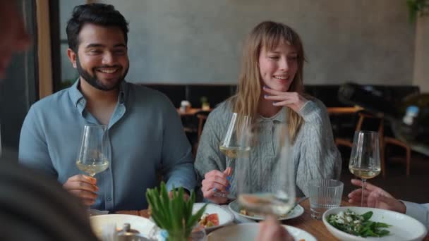Multinacionális Kedves Barátok Beszélgetnek Születésnapi Partin Kávézóban — Stock videók