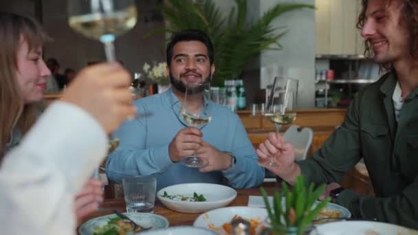 Felices Amigos Multiétnicos Tintineando Copas Vino Celebrando Cumpleaños Cafetería — Vídeo de stock