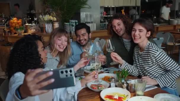 Ami Multiethnique Joyeux Cliquetis Verres Vin Faire Selfie Fête Anniversaire — Video