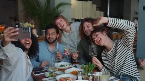 Souriant Amis Multiethniques Faisant Selfie Téléphone Célébrant Anniversaire Dans Café — Video