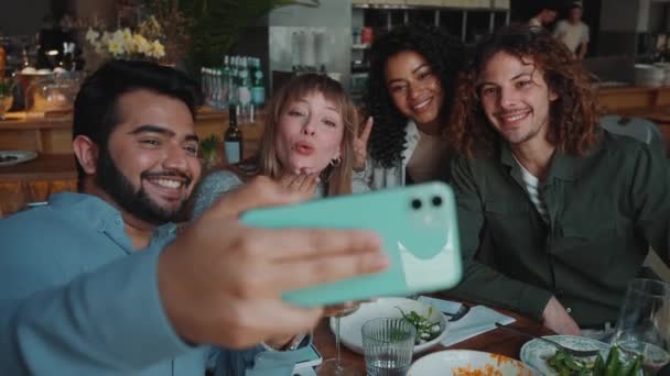 Encantadores Amigos Multiétnicos Haciendo Selfie Móvil Celebrando Cumpleaños Cafetería — Vídeos de Stock