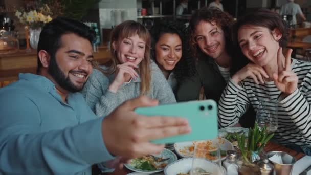 Lindos Amigos Multiétnicos Haciendo Selfie Móvil Celebrando Cumpleaños Cafetería — Vídeos de Stock