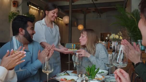 Serveuse Apporte Gâteau Anniversaire Fille Souffle Des Bougies Pour Célébrer — Video