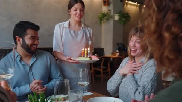 Serveuse Apporte Gâteau Femme Anniversaire Pour Célébrer Avec Des Amis — Video