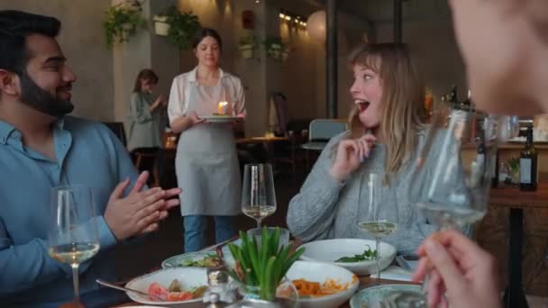 Pincérnő Hozza Születésnapi Meglepett Torta Ünnepelni Barátaival Kávézóban — Stock videók