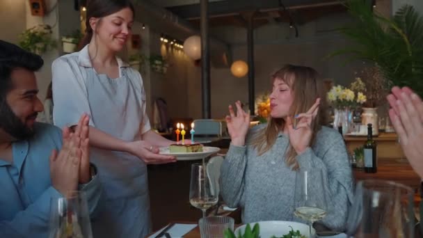 Официантка Приносит Праздничный Торт Задувает Свечи Отпраздновать Друзьями Кафе — стоковое видео