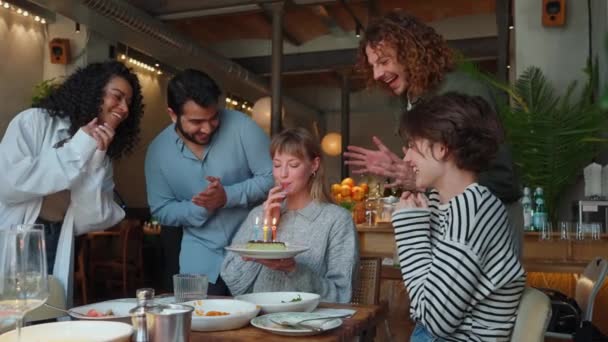 Amigos Multinacionales Felicitan Chica Rubia Cumpleaños Aplauden Para Ella Cafetería — Vídeos de Stock