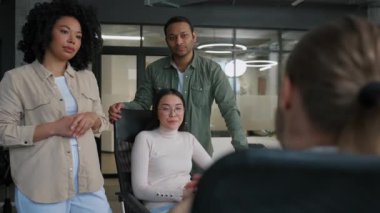 Düşünceli çok uluslu meslektaşlar iş geliştirme konusunu ofisteki konferans odasında tartıştılar.