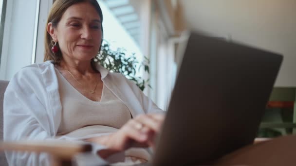 Kafede Dizüstü Bilgisayarla Çalışan Beyaz Tişörtlü Mutlu Bir Kadın — Stok video