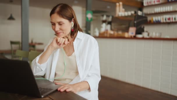 Smiling Elderly Woman White Shirt Talking Video Call Laptop Showing — Stock Video