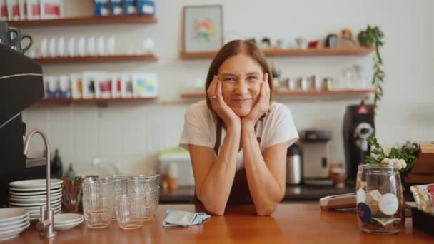 Lächelnde Reife Weibliche Barista Blickt Hinter Dem Tresen Café Die — Stockvideo
