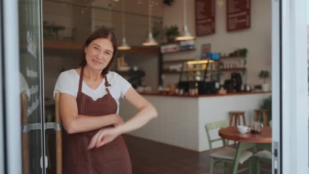 Vieille Serveuse Positive Regardant Caméra Agitant Main Entrée Café — Video