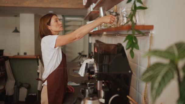 Ernsthafte Ältere Barista Brüht Kaffee Hinter Theke Café — Stockvideo