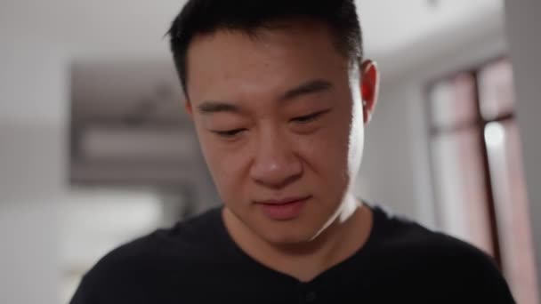 Yoğunlaşmış Üzgün Asyalı Adam Evde Mutfakta Yürürken Cep Telefonuyla Mesaj — Stok video