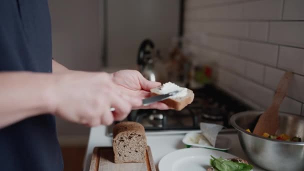 Erkeğin Kahvaltıyı Hazırlarken Ekmeğe Süzme Peynir Sürdüğü Yakın Plan — Stok video