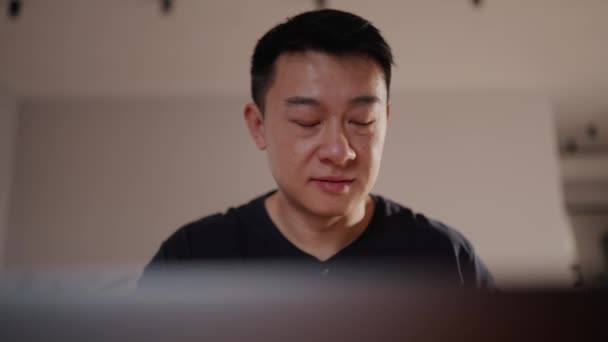 Jolie Asiatique Homme Travaillant Sur Ordinateur Portable Maison — Video