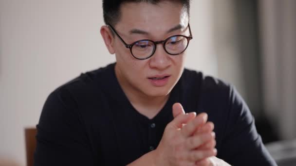 Trauriger Asiatischer Mann Mit Brille Spricht Hause Videoanruf Auf Laptop — Stockvideo