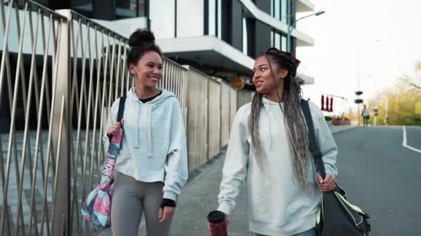 Två Multinationella Tjejer Går Efter Träningen Idrottsaktivitet Aktiv Livsstil — Stockvideo
