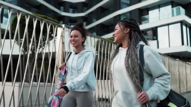 两个多国快乐的女人锻炼身体后谈着话走到外面 体育活动 积极的生活方式 — 图库视频影像