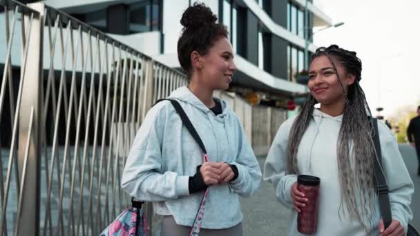 Două Femei Zâmbitoare Multinaționale Care Vorbesc Afară După Antrenament Activitate — Videoclip de stoc