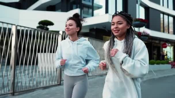 Twee Multinationale Meisjes Die Naar Buiten Rennen Sportactiviteiten Actieve Levensstijl — Stockvideo