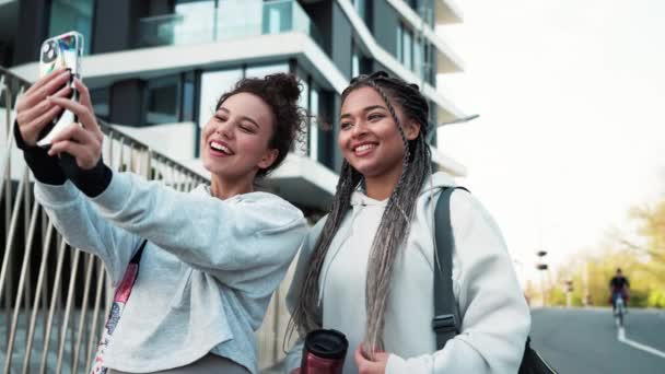 Twee Lachende Multinationale Vrouwen Die Selfies Nemen Aan Telefoon Buiten — Stockvideo