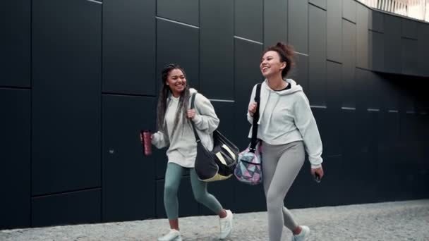 Πολυεθνικές Αστείες Γυναίκες Που Περπατούν Εξωτερικούς Χώρους Μετά Την Προπόνηση — Αρχείο Βίντεο