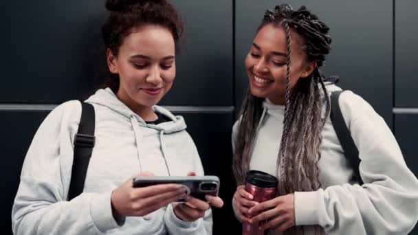 Multinationale Positieve Vrouwen Kijken Naar Mobiele Telefoon Praten Buiten Het — Stockvideo