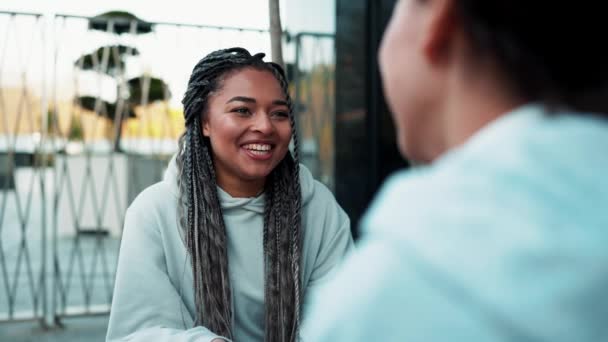 Två Glada Multietniska Kvinnor Pratar Utanför Efter Träningen Idrottsaktivitet Aktiv — Stockvideo