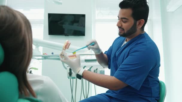 Dentista Indiano Sorridente Mostra Come Lavarsi Correttamente Denti Ospedale Nomina — Video Stock