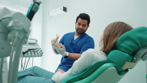 Брюне Индийский Дантист Показывает Правильно Чистить Зубы Больнице Прием Дантиста — стоковое видео