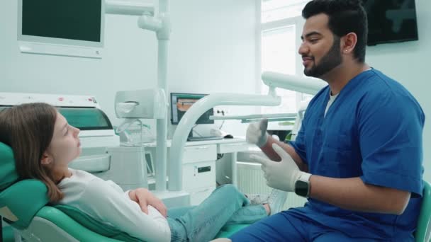 Glücklicher Indischer Zahnarzt Berät Patientin Krankenhaus Zahnarzttermin — Stockvideo