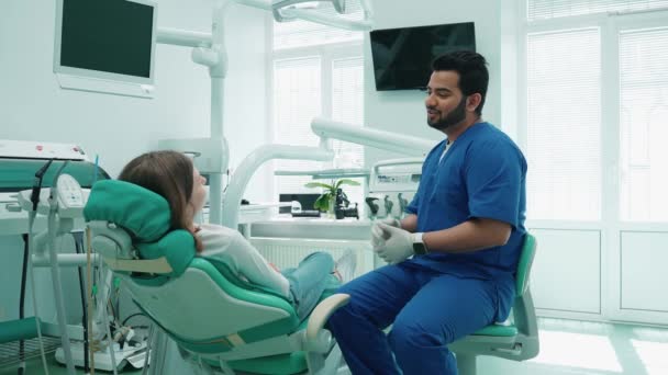 Θετικός Ινδιάνος Οδοντίατρος Συμβουλεύεται Ασθενή Στο Νοσοκομείο Οδοντίατρος — Αρχείο Βίντεο