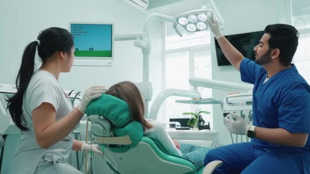 フレンドリーなインドの歯科医は病院の患者に相談する 歯医者の予約 — ストック動画