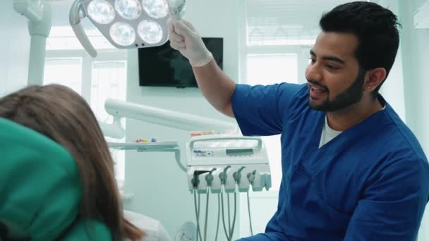 Schöne Indische Zahnarzt Mann Berät Patient Krankenhaus Zahnarzttermin — Stockvideo