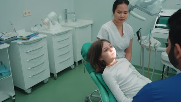 Lachender Indischer Zahnarzt Berät Patientin Krankenhaus Zahnarzttermin — Stockvideo