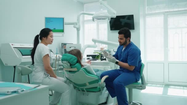 Pozytywny Indyjski Dentysta Konsultuje Się Pacjentem Przed Zabiegiem Szpitalu Wizyta — Wideo stockowe