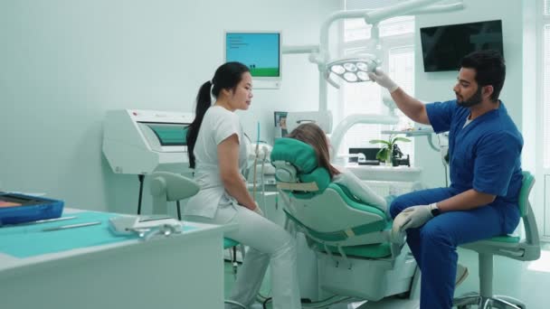 面白いインドの歯科医の男は病院で患者を相談します 歯医者の予約 — ストック動画