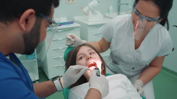 Rückenansicht Eines Positiven Indischen Zahnarztes Der Krankenhaus Die Mundhöhle Des — Stockvideo