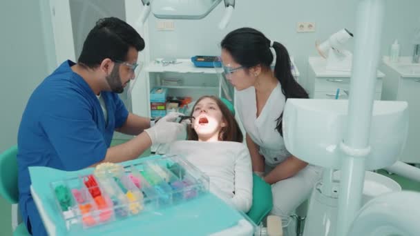 Seriöser Indischer Zahnarzt Der Krankenhaus Die Mundhöhle Eines Patienten Mit — Stockvideo