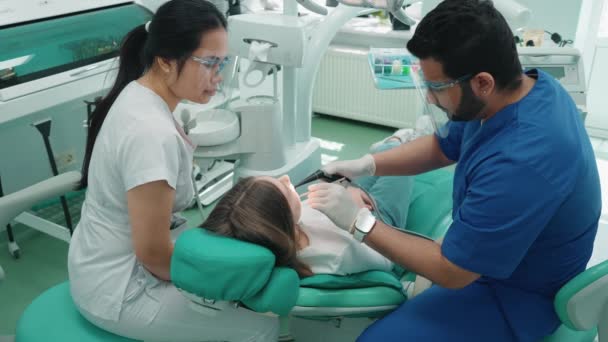 Pensive Indischer Zahnarzt Mann Untersucht Patienten Mundhöhle Mit Spiegel Krankenhaus — Stockvideo