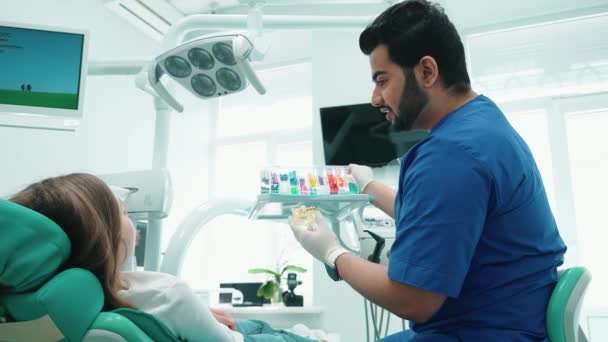 Söt Indian Tandläkare Väljer Färgade Gummiband För Patienter Hängslen Sjukhus — Stockvideo