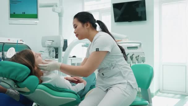Konzentrierte Asiatische Zahnärztin Bei Der Untersuchung Der Mundhöhle Einer Patientin — Stockvideo