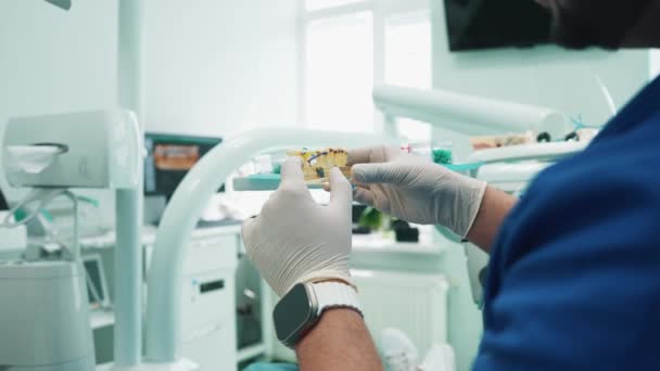 Dentista Mostra Principio Allineamento Dei Denti Con Apparecchio Ospedale Nomina — Video Stock