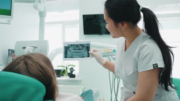 Mujer Dentista Asiática Positiva Muestra Imagen Panorámica Boca Paciente Hospital — Vídeos de Stock