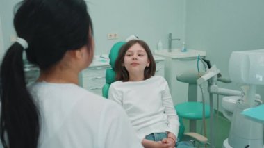 Hastanedeki dişçiye danışmanlık yapan genç ve güzel bir kız. Doktor randevusu