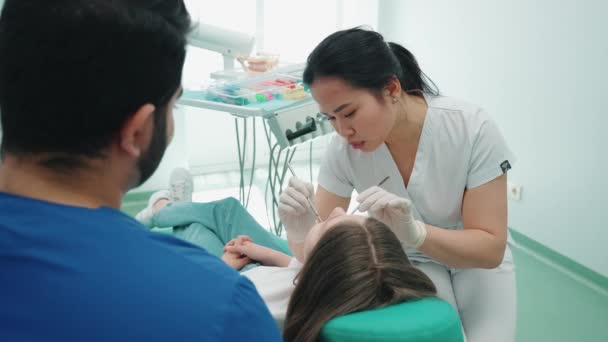 Ernste Asiatische Zahnärztin Die Die Mundhöhle Einer Patientin Krankenhaus Untersucht — Stockvideo