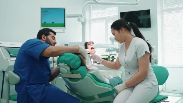 病院で患者の口腔を調べるアジアの歯科医の女性を笑顔 医者の予約 — ストック動画