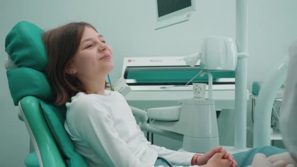 入院中の歯科医と積極的な若い女の子の患者の相談 医者の予約 — ストック動画