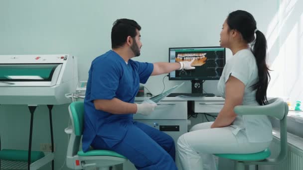 Positive Multinationale Kollegen Zahnärzte Diskutieren Patienten Panoramische Orale Bildgebung Und — Stockvideo